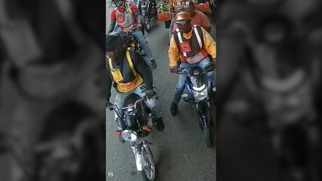 Grupo de motorizados visualizando el autobus momentos del hecho