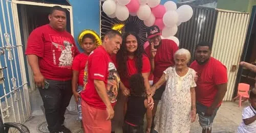 Carmelo Polanco junto a su familia compartiendo