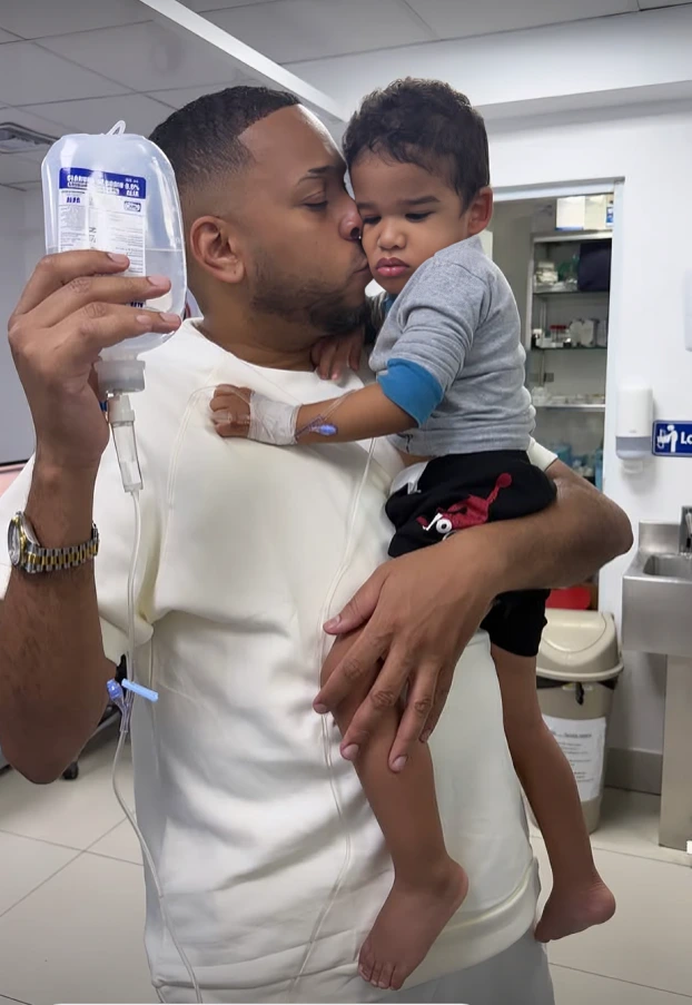 Artista urbano Johan Pavel Domínguez Alcántara junto a su hijo