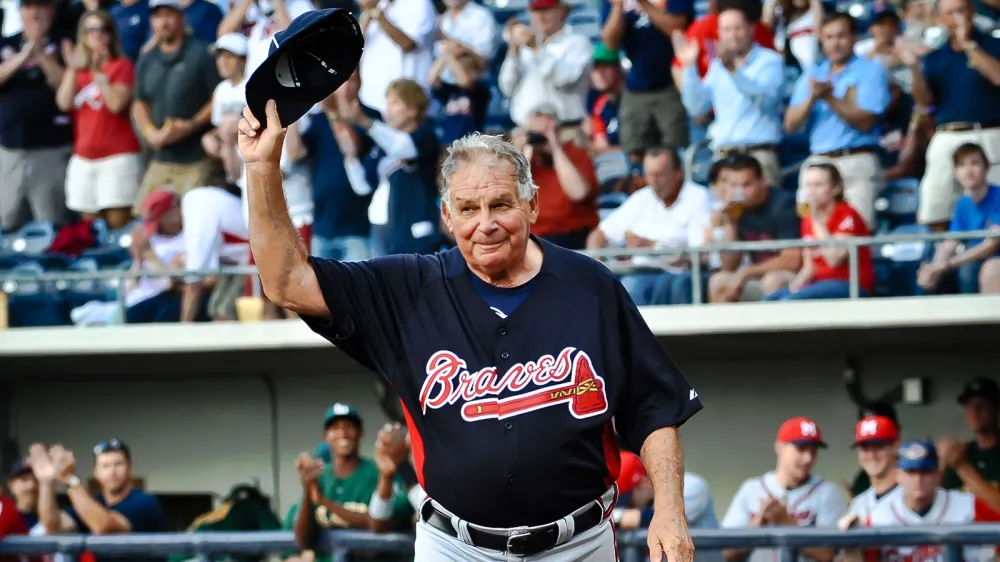 Bobby Cox saluda a los fanáticos de Atlanta durante sus últimos partidos como manager