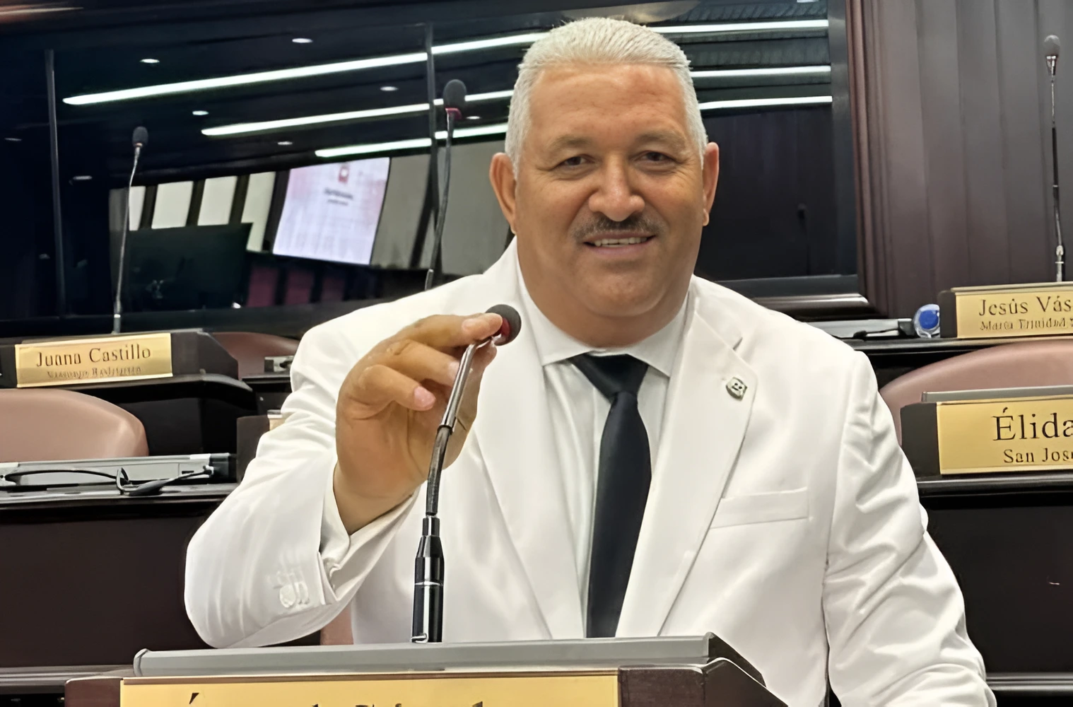 Ángel María Sánchez Pujols, conocido como "Ángel Pire", es un diputado del Partido Revolucionario Moderno (PRM)