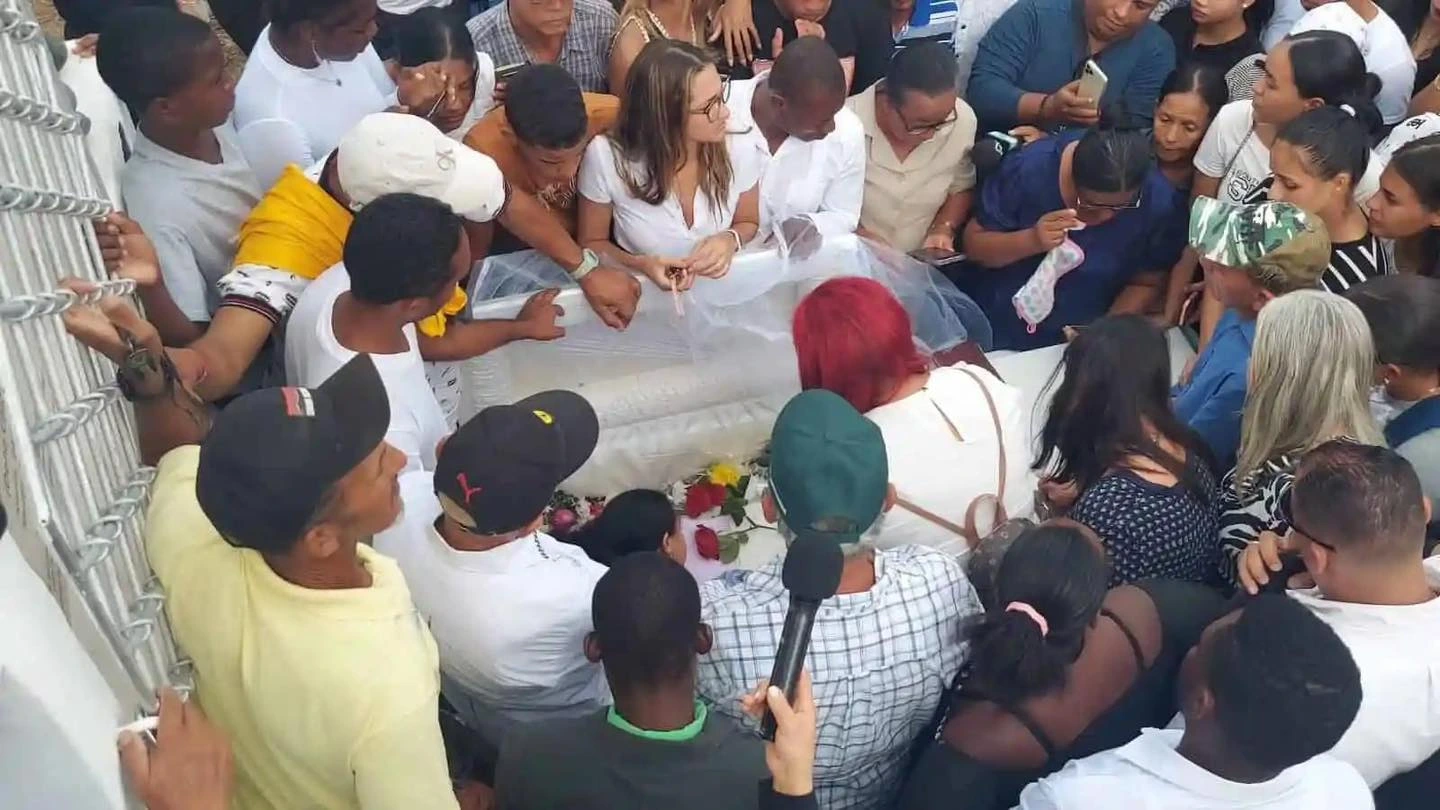 Momento cuando enterraron a Esmeralda Richiez
