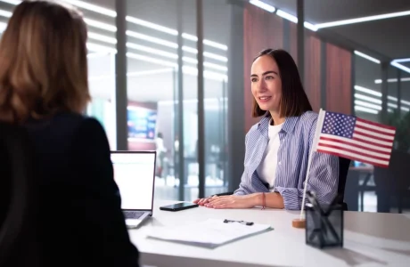 Persona preparándose para una entrevista migratoria — portada