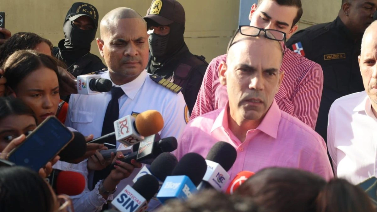 Mario Redondo siendo entrevistado al momento de su salida de prision