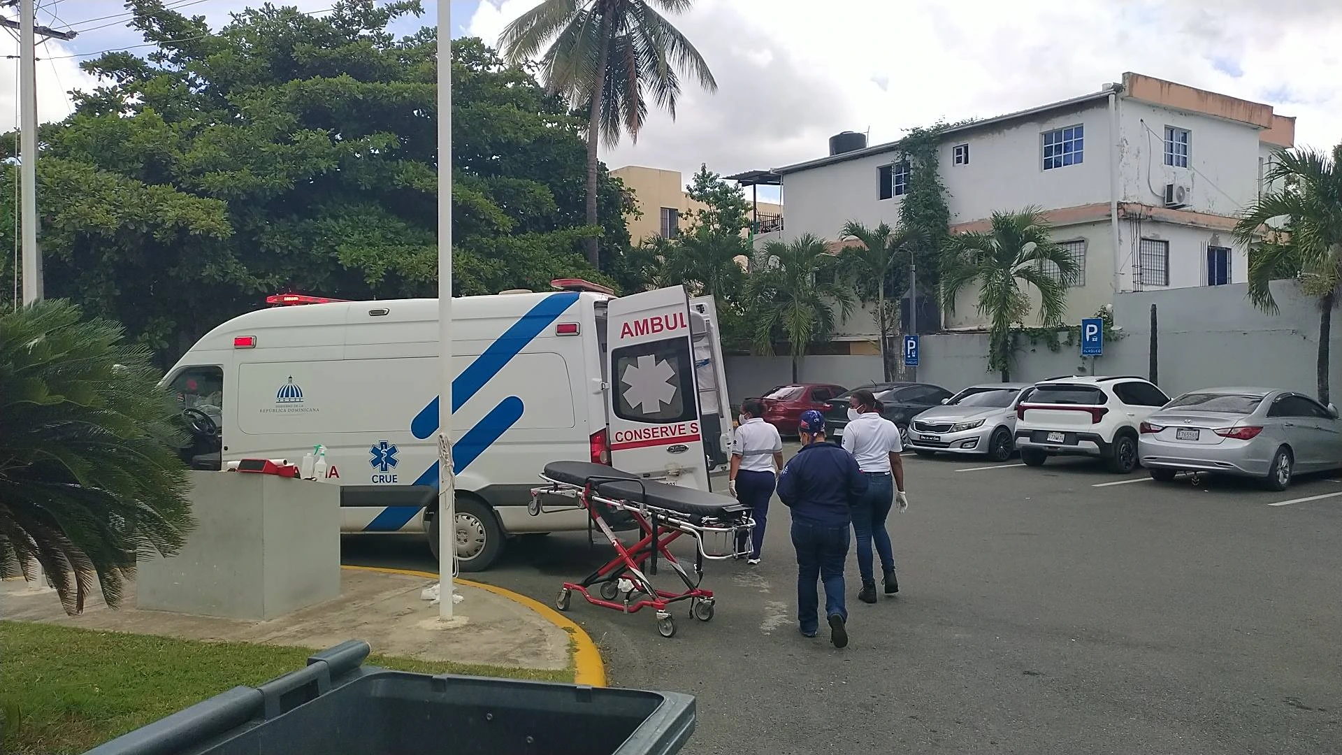 Momento en que bajan de ambulancia a la victima