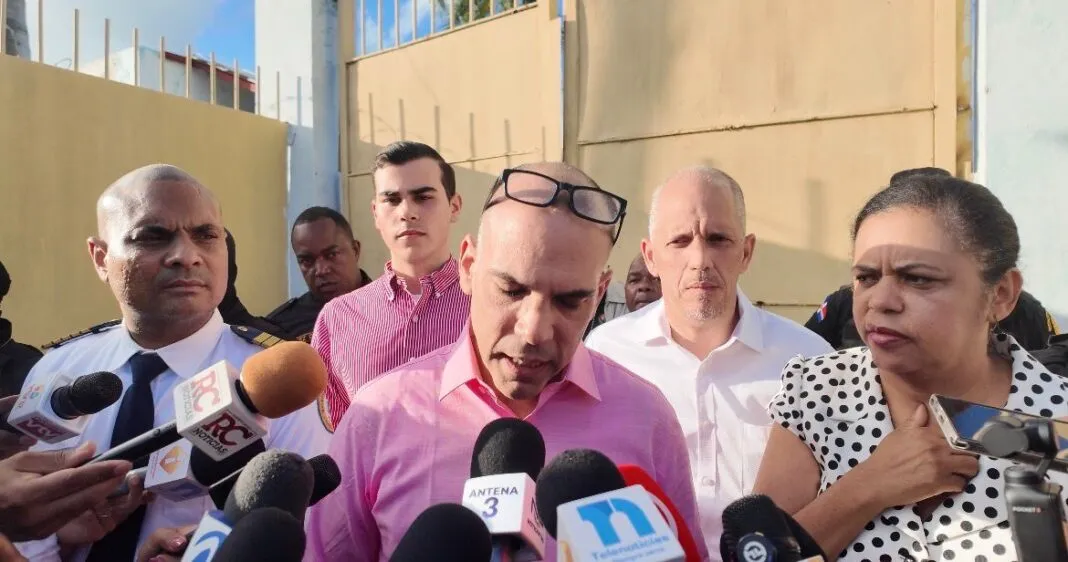 “Hoy me presento con arrepentimiento, respeto y vocación de servicio”, dice Redondo Llenas al salir en libertad. Foto por De Último Minuto.