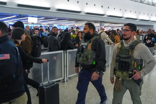 Agentes del orden en el aeropuerto (Imagen ilustrativa)