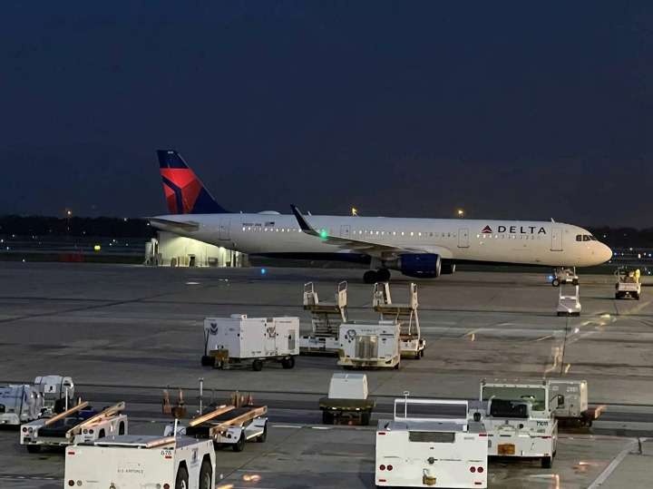 Imagen de la aeronave que tuvo que retornar al país luego de tres horas en el aire. Pasajeros sintieron un extraño olor y varios presentaron síntomas como ansiedad y dificultad para respirar. (FUENTE EXTERNA)
