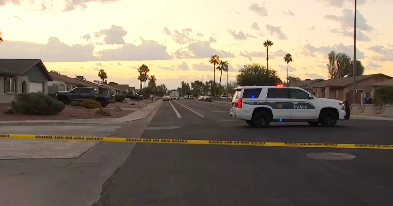 Una mujer eliminó a sus dos hijos y a ella misma en una casa cerca de 49th Avenue y Paradise Lane, dijo la policía.