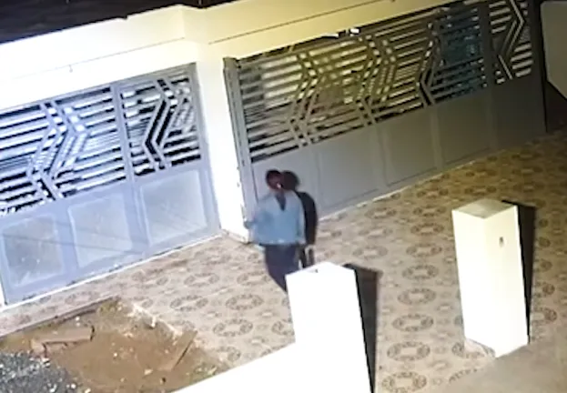 Captan cuando mujer llega sola inicialmente a su vivienda