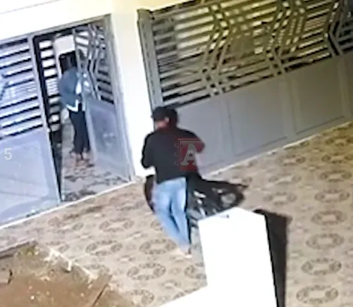 Posterior a la mujer haber ingresado, llega momentos más tarde un hombre abordo de un motor, y lo estaciona dentro de la vivienda