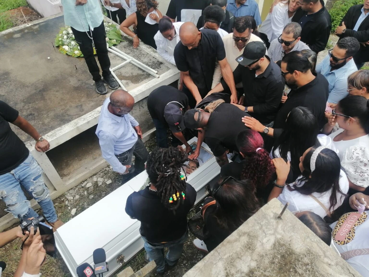 Momentos previos a darle sepultura a Esmeralda Moronta de los Santos