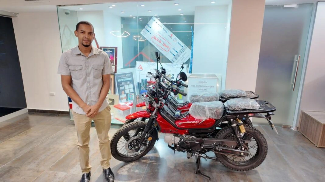Gregory Adames junto a donacion de Alofoke Media Group