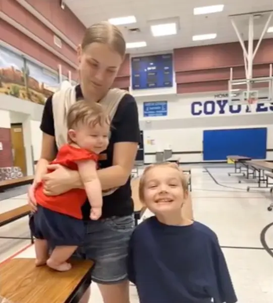 Andrea Clarice Davis y sus dos hijos