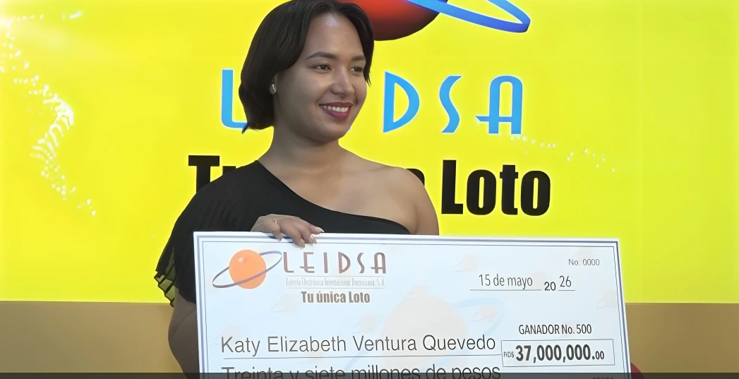 Katy Elizabeth Ventura Quevedo sosteniendo el premio de la loteria