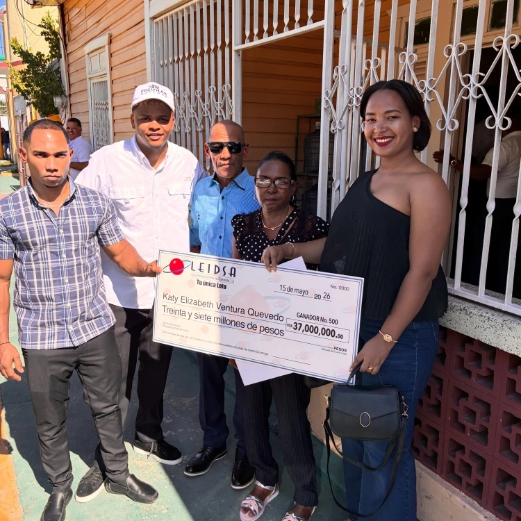 Katy Elizabeth Ventura Quevedo sosteniendo el premio de la loteria junto a familiares