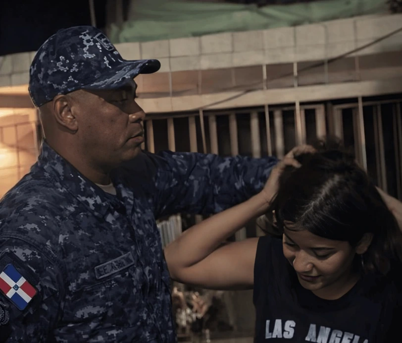 Coronel Fausto agrediendo a Charlizze Altagracia Hernández Monegro
