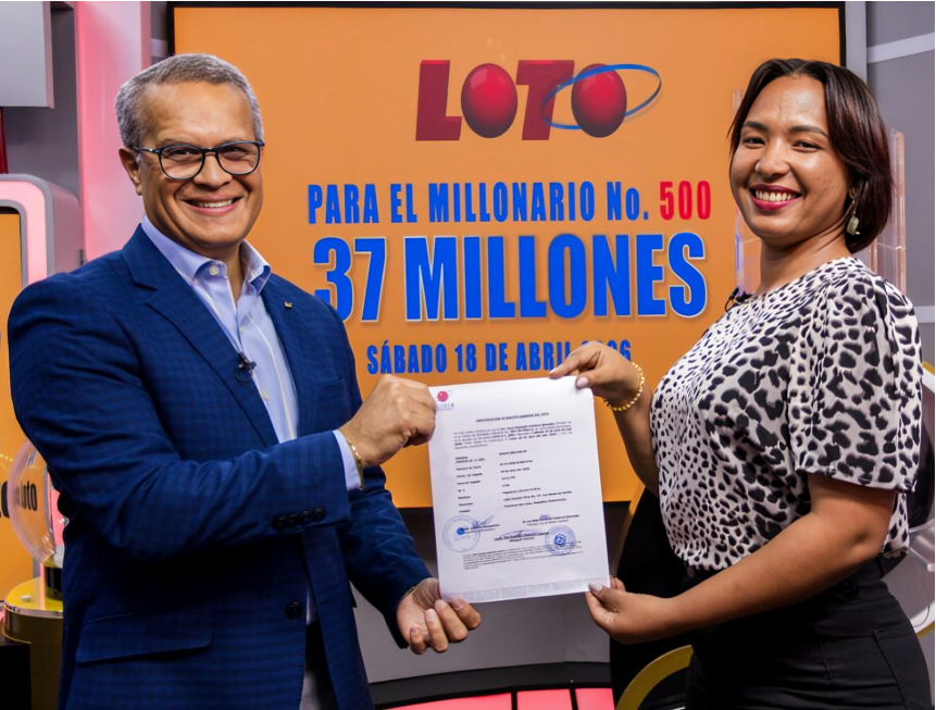 Katy Elizabeth Ventura Quevedo sosteniendo el premio de la loteria junto a presentador de programa
