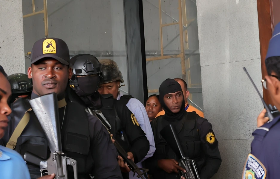 Fausto Madé Ramírez siendo escoltado por agentes
