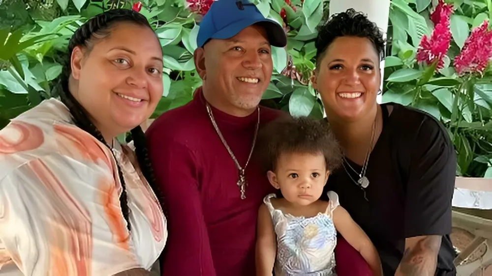 Cassandra y Julia junto a su padre biológico. Ambas se conocieron trabajando en un bar y no sabían sobre su vínculo familiar