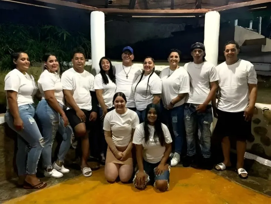 Las familias de Julia y de Cassandra en una reunión en República Dominicana.