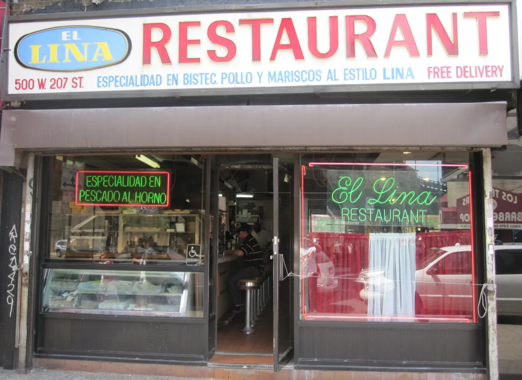 Plato de comida dominicana servido en un restaurante de Nueva York