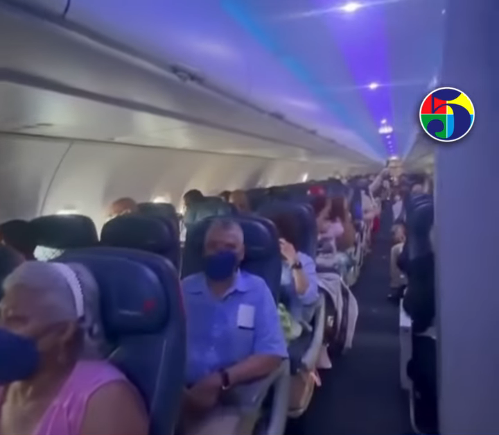 Pasajeros celebrando aterrizaje seguro tras experimentar emergencai en vuelo