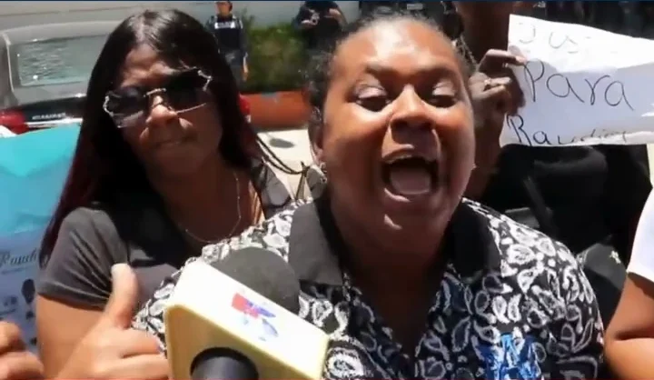 Madre indignada pdiendo justicia