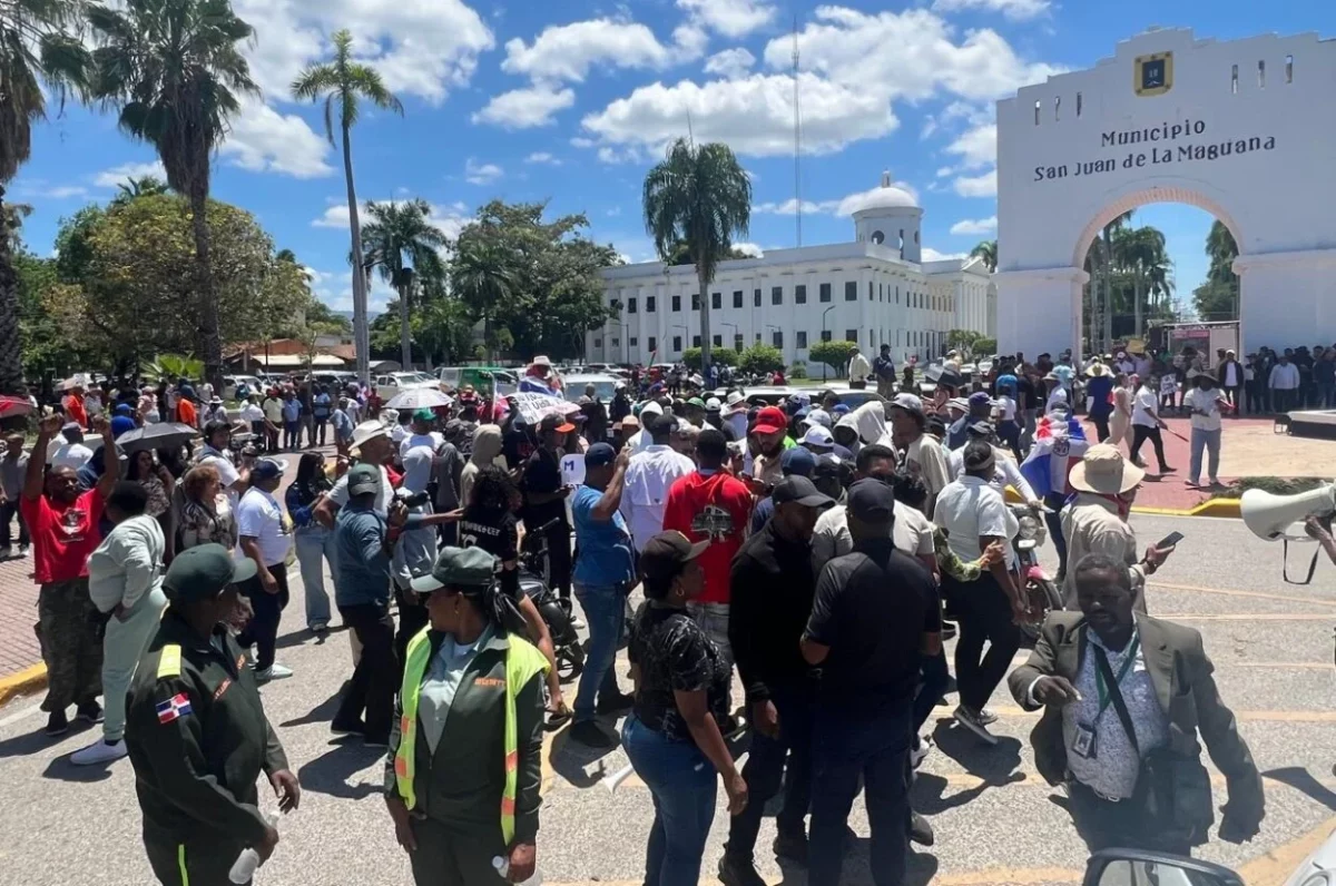 Cientos de ciudadanos marchan en San Juan en contra de que se realice la explotación minera en la zona