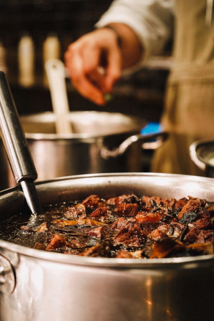 Carne cocinándose lentamente en una olla