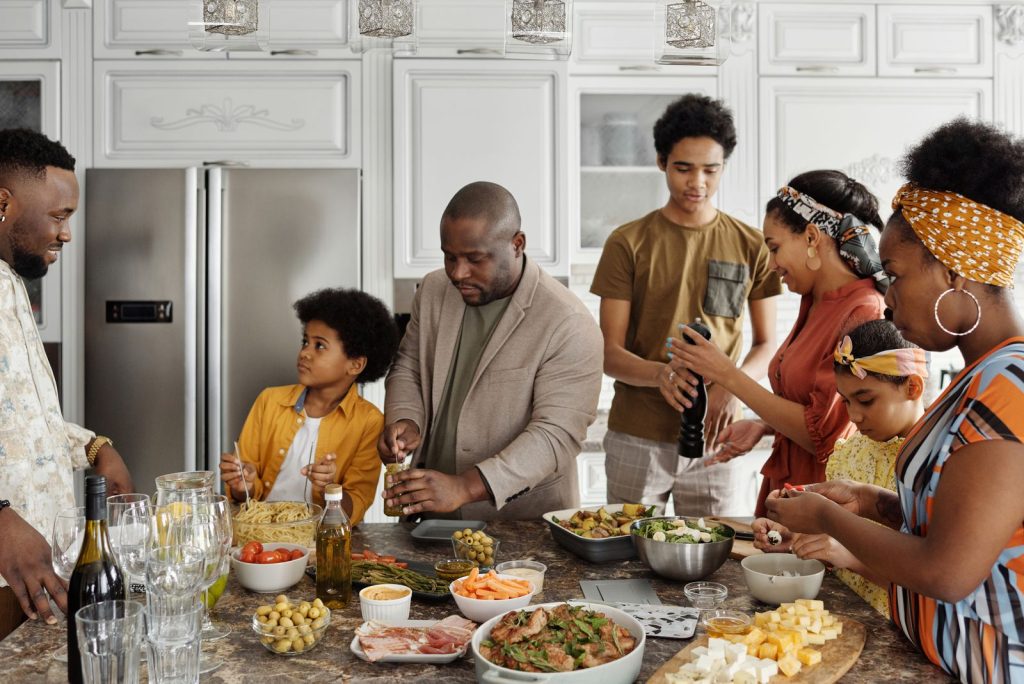 Familia reunida en la cocina preparando una comida