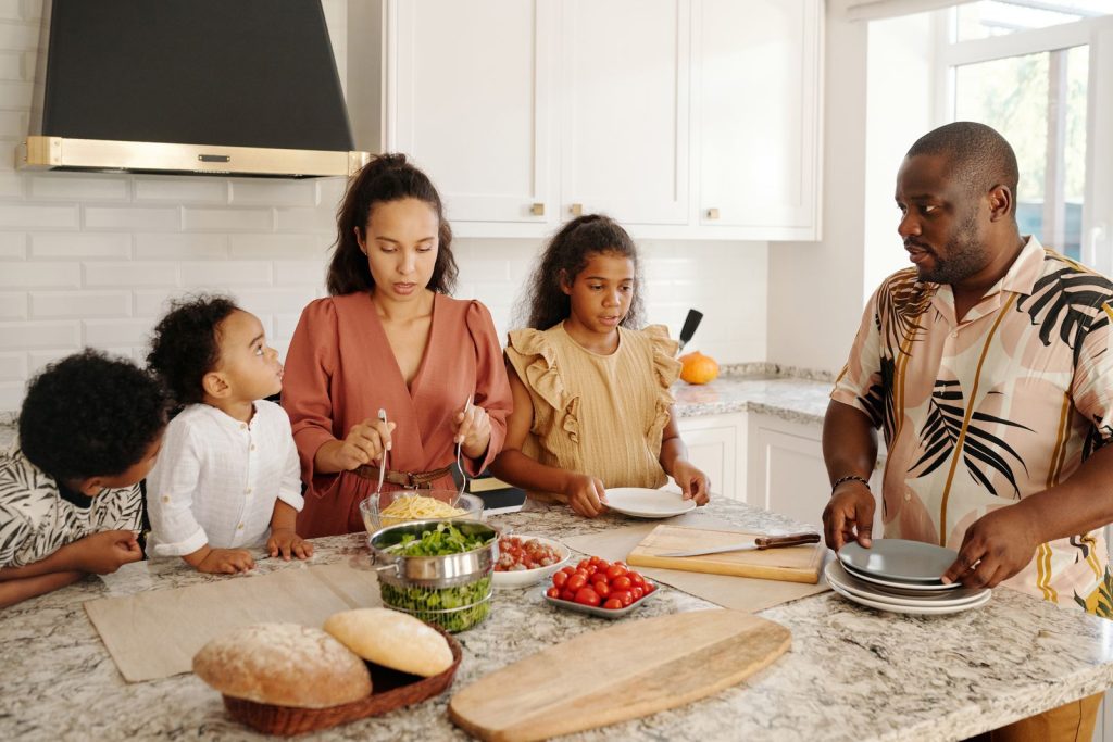 Familia conversando mientras prepara alimentos