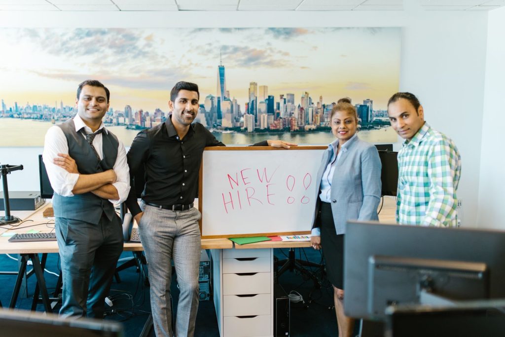 Persona preparándose para una entrevista migratoria — imagen 4