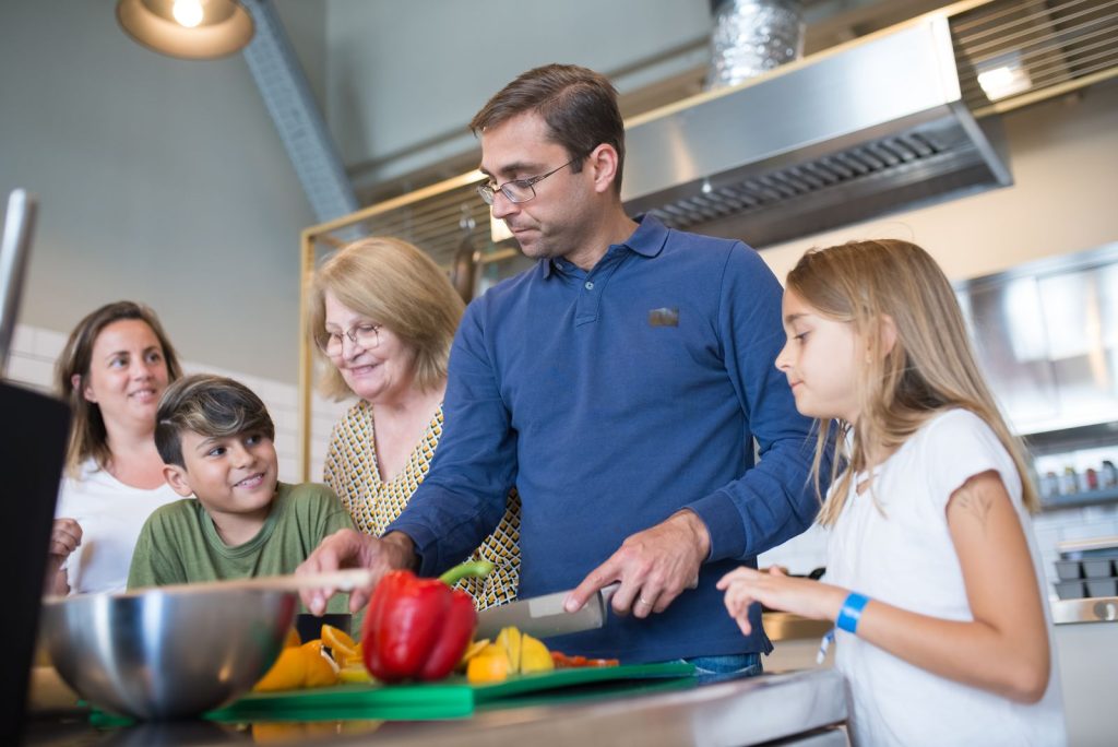 Familia multigeneracional cocinando junta