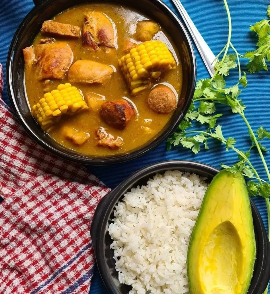 Plato de sancocho dominicano listo para servir