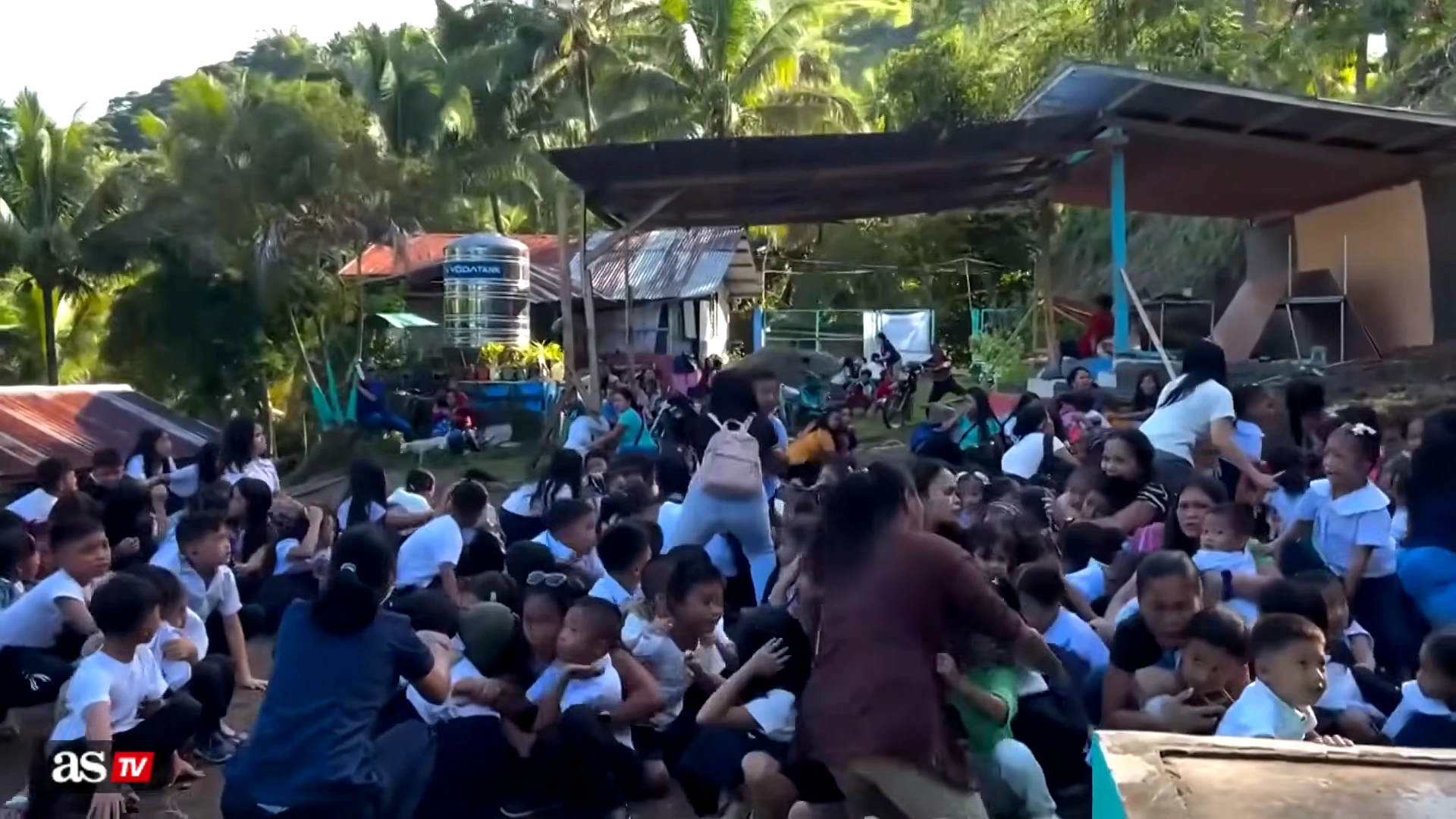Momento en que infantes estudiantes,jovenes y maestros son sacudidos por el sismo