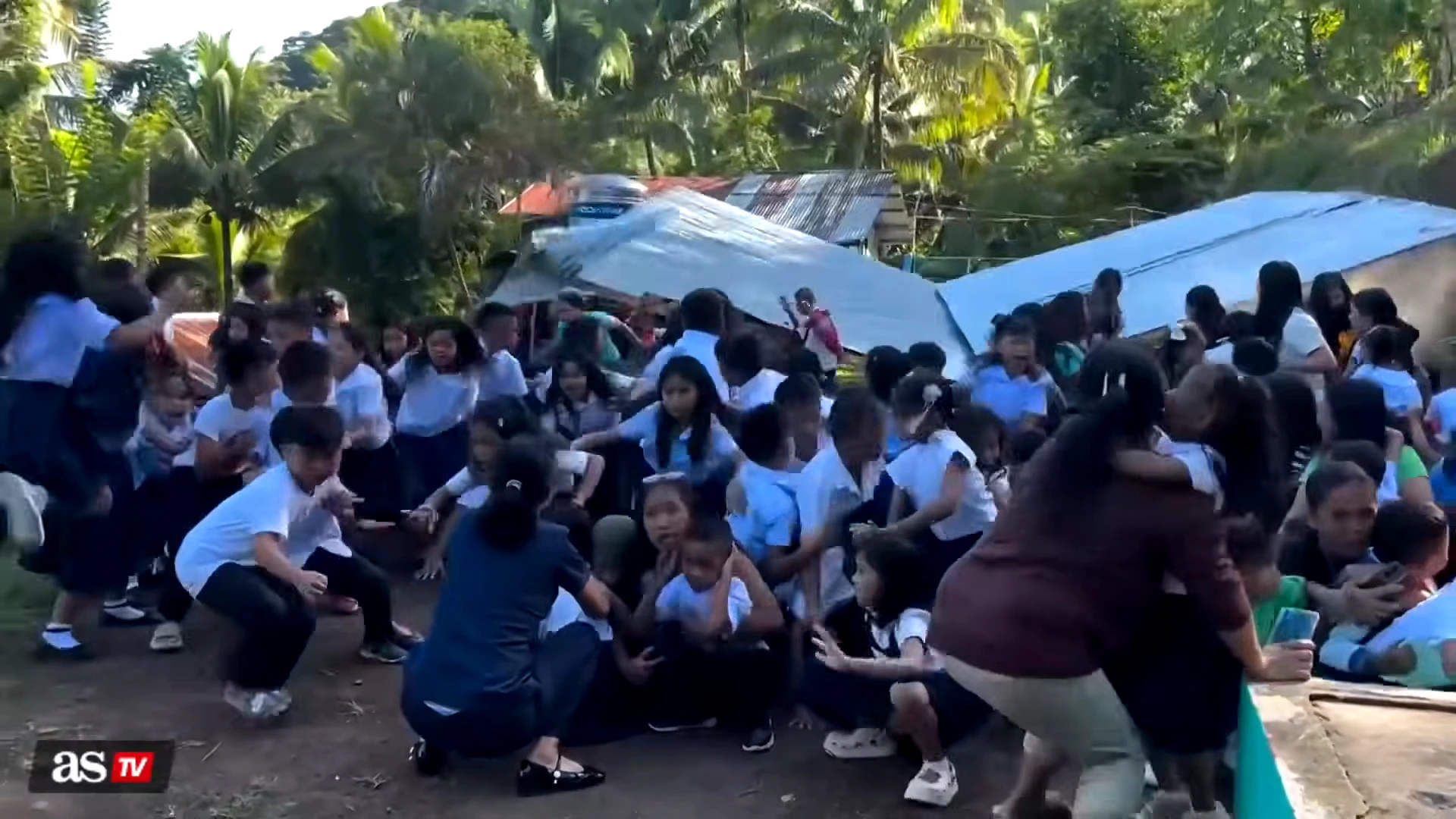 Momento en que infantes estudiantes,jovenes y maestros son sacudidos por el sismo y sucumbe estructura en el lugar