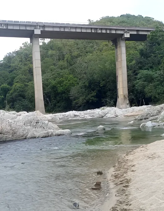 Puente sobre el río Guayubín