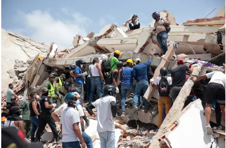 Pobladores realizan tareas de remoción de escombros en La Guaira.