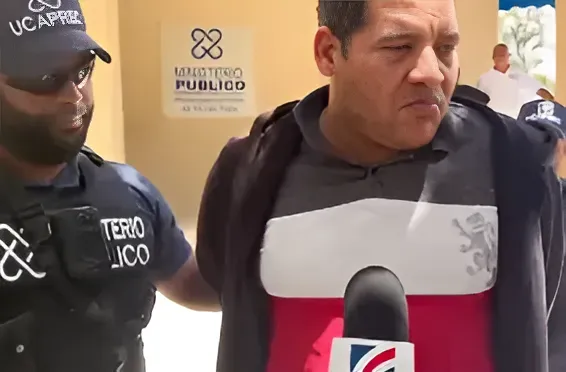 Momento cuando Wilkin García Peguero era trasladado hacia Monte Plata