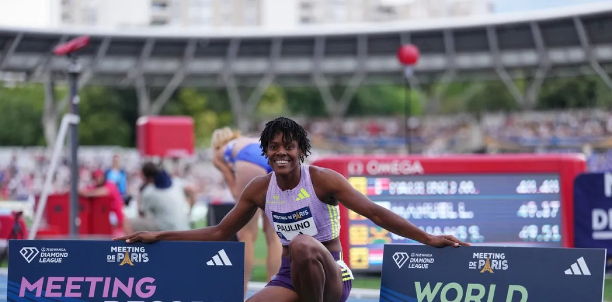 Marileidy Paulino, de la República Dominicana, posa tras ganar la prueba de 400 metros femeninos en el Meeting de París, encuentro de la Liga Diamante de atletismo celebrado en París.Aurelien Morissard