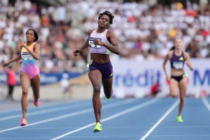 Marileidy Paulino, de la República Dominicana, cruza la línea de meta para ganar los 400 metros femeninos en el Meeting de París, encuentro de atletismo de la Liga Diamante, celebrado en París.Aurelien Morissard