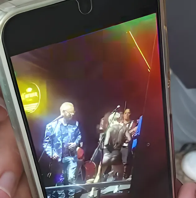Captura del momento en que la joven bailaba