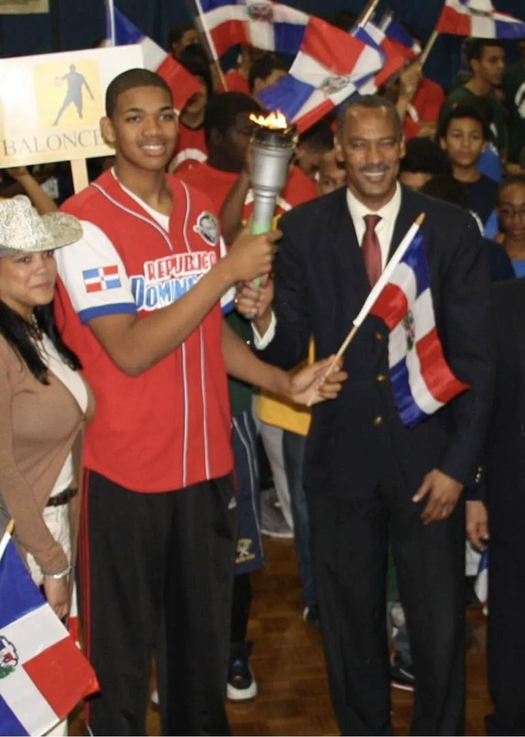 Karl-Anthony Towns, fue en 2004 uno de los portadores de la antorcha de los Juegos Patrios de Nueva York. A su lado aparece su madre, del lado izquierdo, y también acompañado por el entonces ministro de Deportes Jay Payano.