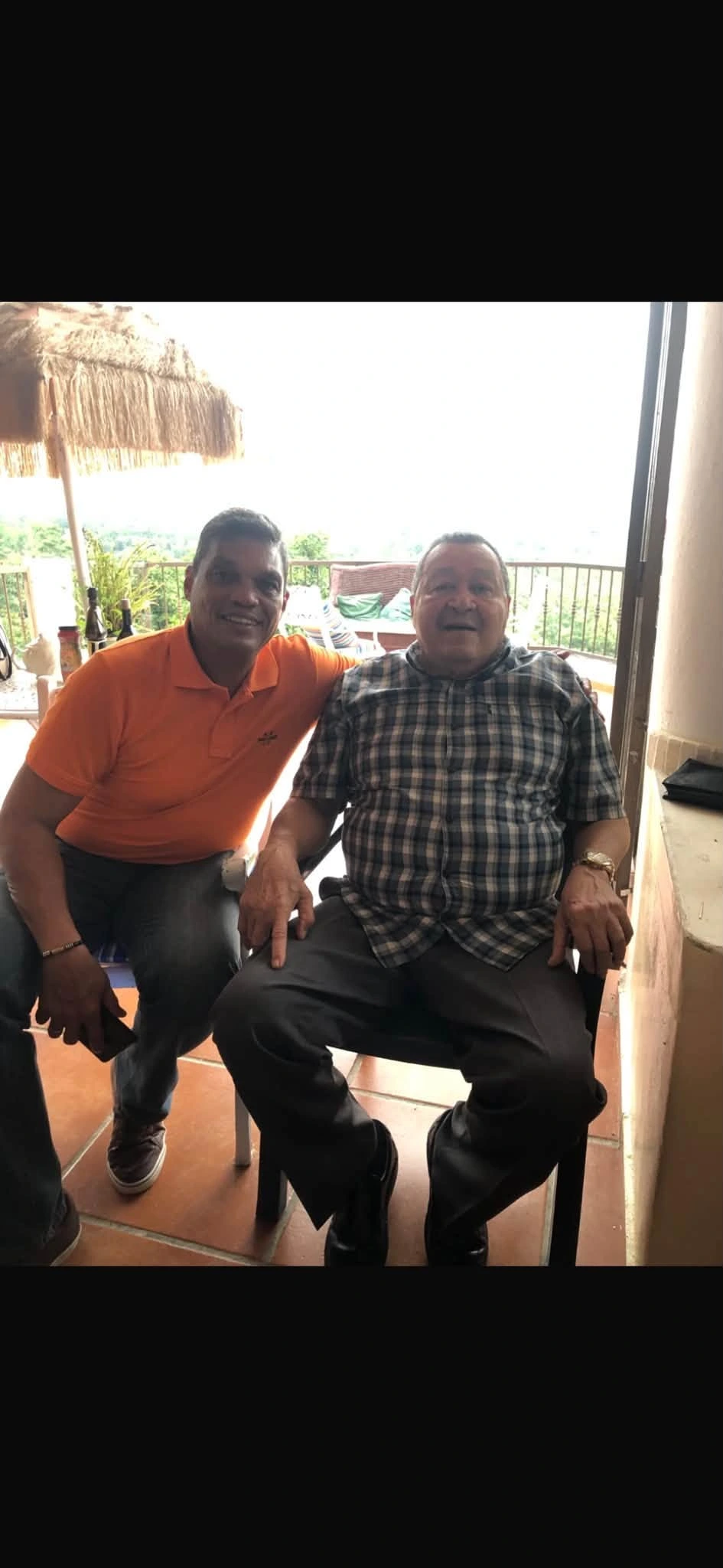 General retirado Tommy Rafael Fernández Alarcón junto a su hijo