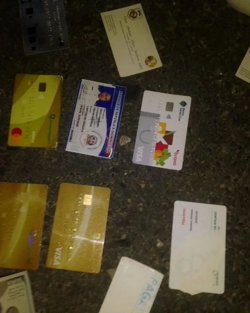 Tarjetas del occiso y documentos