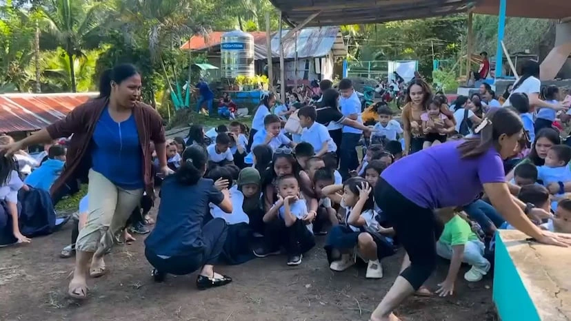 Escolares reaccionando ante un fuerte terremoto ocurrido este lunes en Malita (Filipinas)