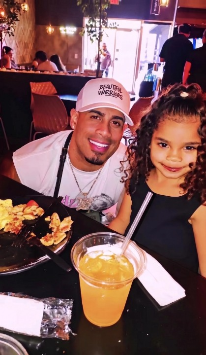 Michael flores junto a su sobrina