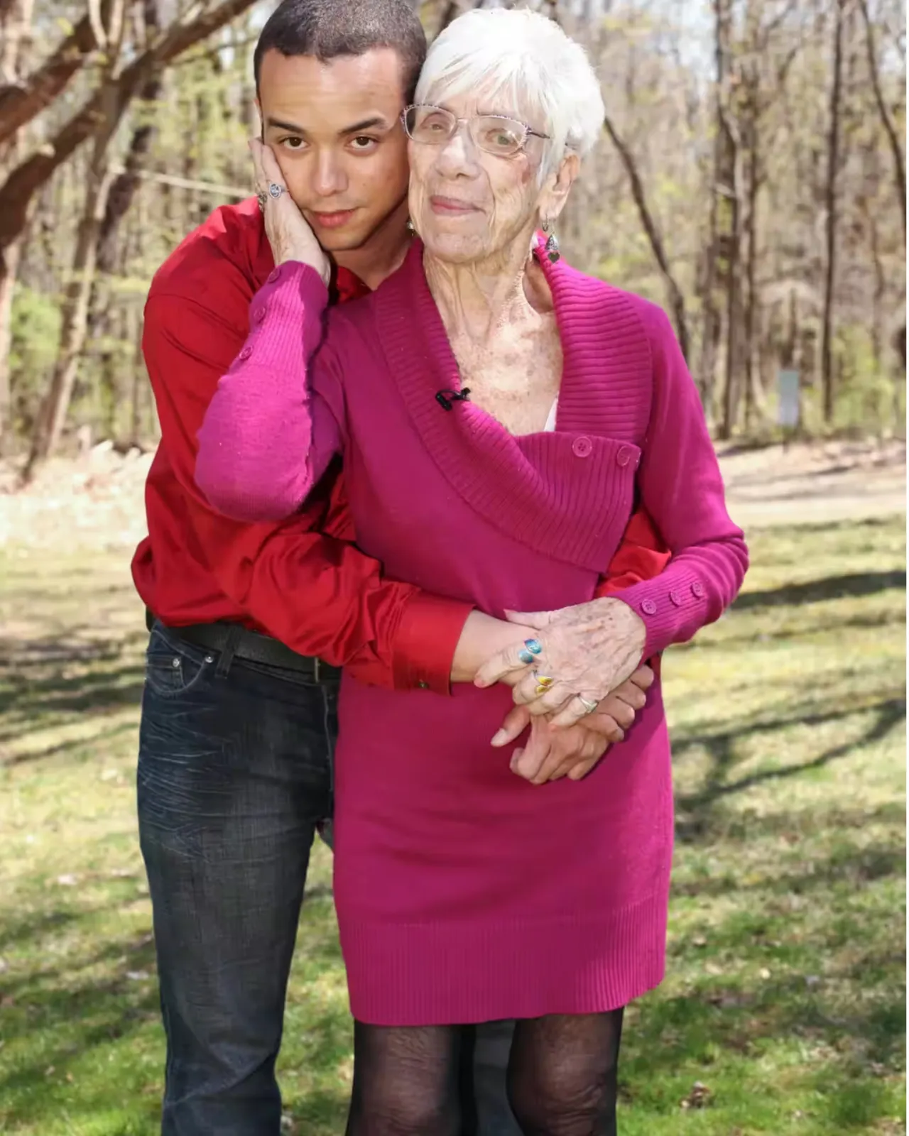 La historia de un joven dominicano y una millonaria de 72 que divide opiniones