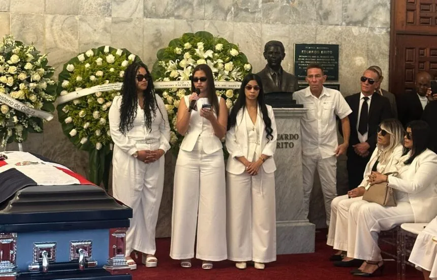 Las hijas de Alex Bueno dle dedican unas palabras.